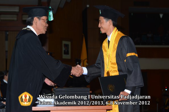 wisuda-unpad-gel-i-ta-2012_2013-fakultas-pertanian-oleh-dekan-112