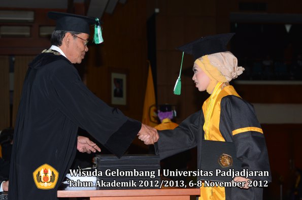 wisuda-unpad-gel-i-ta-2012_2013-fakultas-pertanian-oleh-dekan-114