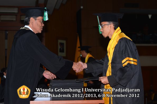 wisuda-unpad-gel-i-ta-2012_2013-fakultas-pertanian-oleh-dekan-121