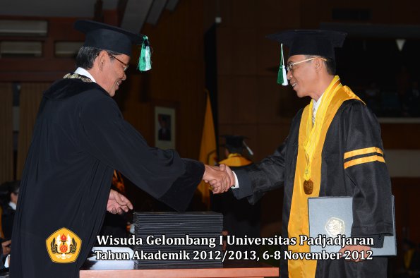 wisuda-unpad-gel-i-ta-2012_2013-fakultas-pertanian-oleh-dekan-122