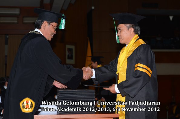 wisuda-unpad-gel-i-ta-2012_2013-fakultas-pertanian-oleh-dekan-123