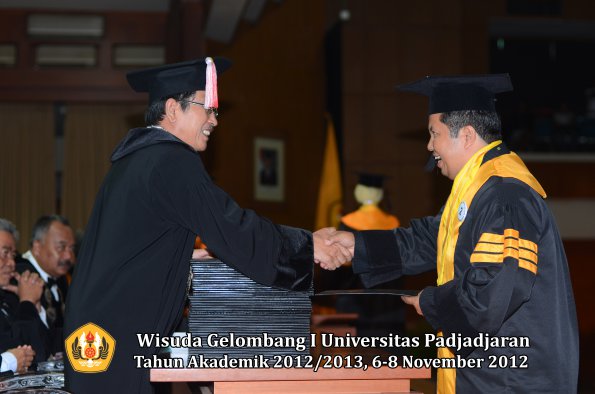 wisuda-unpad-gel-i-ta-2012_2013-program-pascasarjana-oleh-direktur-pascasarjana-004