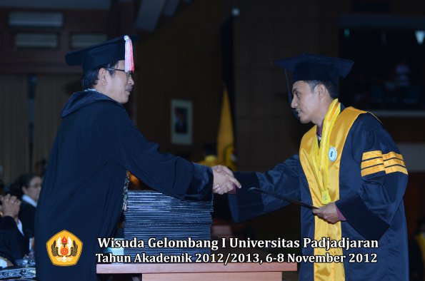 wisuda-unpad-gel-i-ta-2012_2013-program-pascasarjana-oleh-direktur-pascasarjana-008