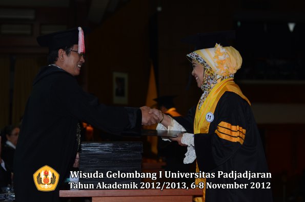 wisuda-unpad-gel-i-ta-2012_2013-program-pascasarjana-oleh-direktur-pascasarjana-013