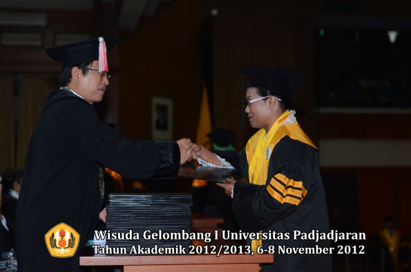 wisuda-unpad-gel-i-ta-2012_2013-program-pascasarjana-oleh-direktur-pascasarjana-015