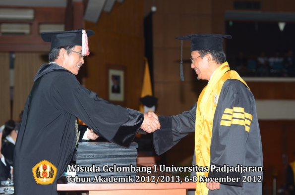 wisuda-unpad-gel-i-ta-2012_2013-program-pascasarjana-oleh-direktur-pascasarjana-017