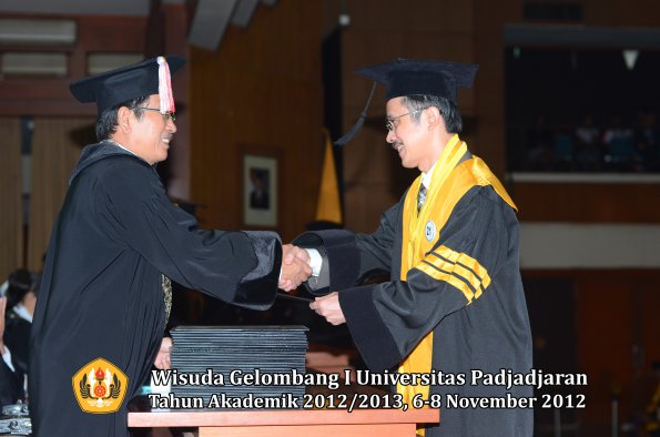 wisuda-unpad-gel-i-ta-2012_2013-program-pascasarjana-oleh-direktur-pascasarjana-021