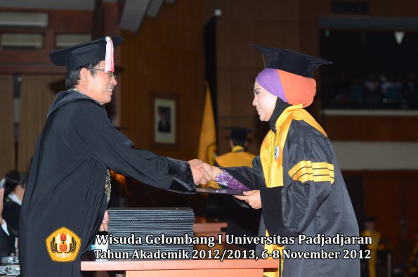 wisuda-unpad-gel-i-ta-2012_2013-program-pascasarjana-oleh-direktur-pascasarjana-022