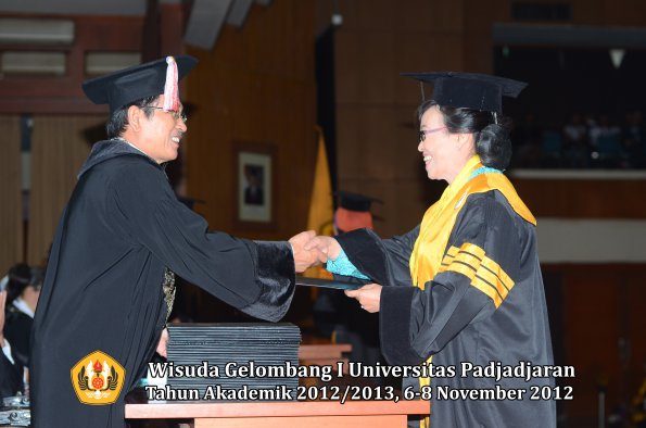 wisuda-unpad-gel-i-ta-2012_2013-program-pascasarjana-oleh-direktur-pascasarjana-023