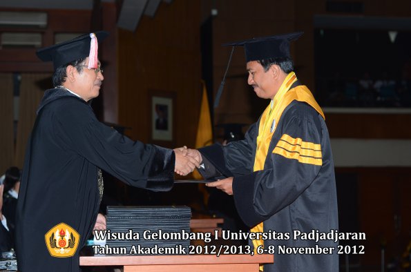 wisuda-unpad-gel-i-ta-2012_2013-program-pascasarjana-oleh-direktur-pascasarjana-024