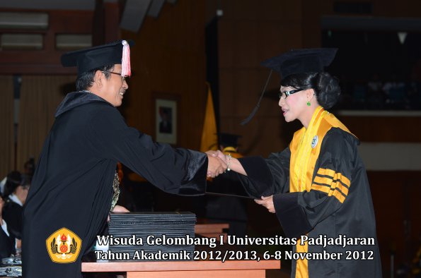 wisuda-unpad-gel-i-ta-2012_2013-program-pascasarjana-oleh-direktur-pascasarjana-025