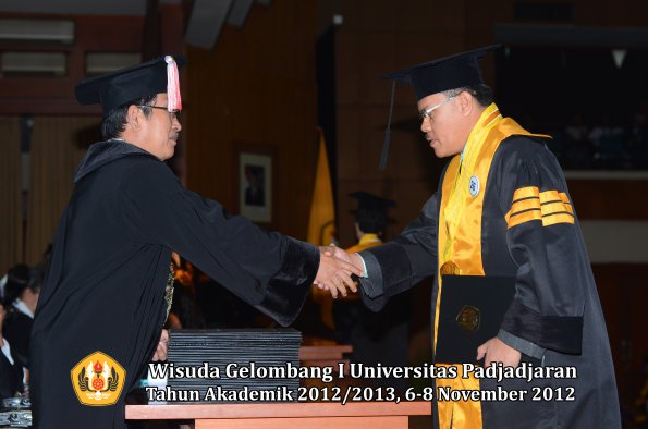 wisuda-unpad-gel-i-ta-2012_2013-program-pascasarjana-oleh-direktur-pascasarjana-026