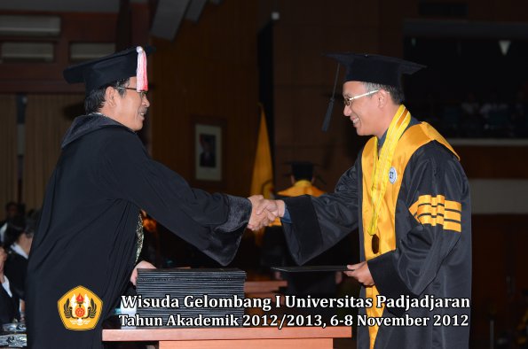 wisuda-unpad-gel-i-ta-2012_2013-program-pascasarjana-oleh-direktur-pascasarjana-027