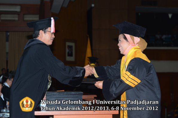 wisuda-unpad-gel-i-ta-2012_2013-program-pascasarjana-oleh-direktur-pascasarjana-028