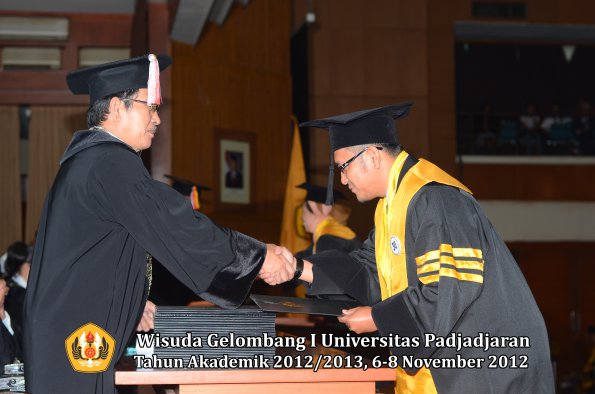 wisuda-unpad-gel-i-ta-2012_2013-program-pascasarjana-oleh-direktur-pascasarjana-029