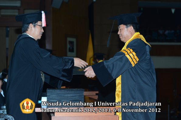 wisuda-unpad-gel-i-ta-2012_2013-program-pascasarjana-oleh-direktur-pascasarjana-030