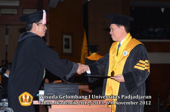 wisuda-unpad-gel-i-ta-2012_2013-program-pascasarjana-oleh-direktur-pascasarjana-031