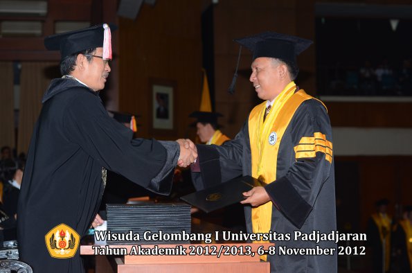 wisuda-unpad-gel-i-ta-2012_2013-program-pascasarjana-oleh-direktur-pascasarjana-032