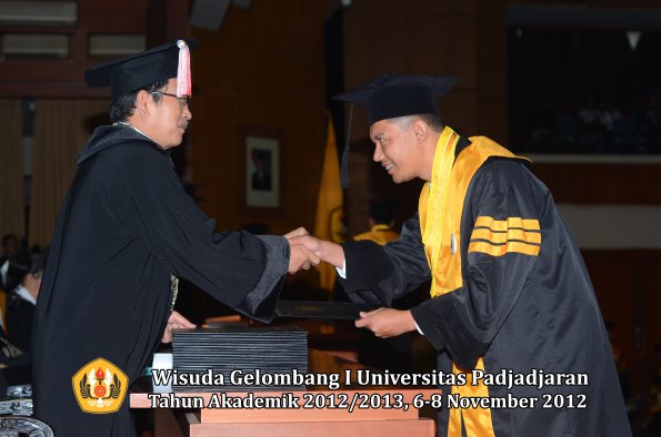 wisuda-unpad-gel-i-ta-2012_2013-program-pascasarjana-oleh-direktur-pascasarjana-033