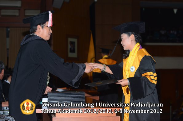 wisuda-unpad-gel-i-ta-2012_2013-program-pascasarjana-oleh-direktur-pascasarjana-034