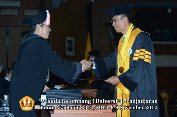 wisuda-unpad-gel-i-ta-2012_2013-program-pascasarjana-oleh-direktur-pascasarjana-035