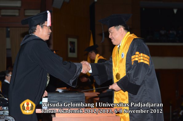 wisuda-unpad-gel-i-ta-2012_2013-program-pascasarjana-oleh-direktur-pascasarjana-036