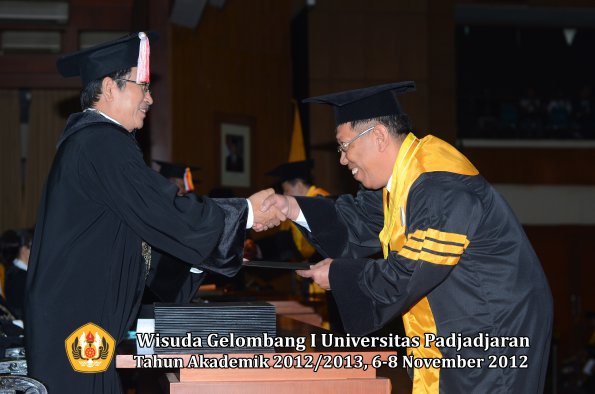 wisuda-unpad-gel-i-ta-2012_2013-program-pascasarjana-oleh-direktur-pascasarjana-037