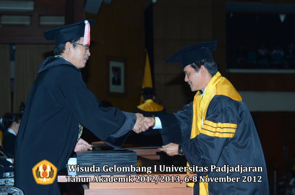 wisuda-unpad-gel-i-ta-2012_2013-program-pascasarjana-oleh-direktur-pascasarjana-038