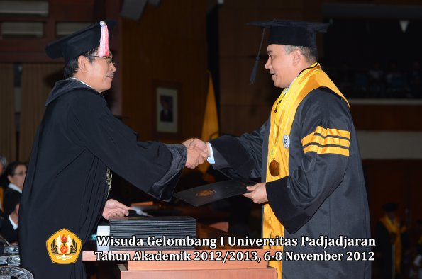 wisuda-unpad-gel-i-ta-2012_2013-program-pascasarjana-oleh-direktur-pascasarjana-039