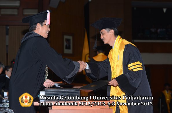 wisuda-unpad-gel-i-ta-2012_2013-program-pascasarjana-oleh-direktur-pascasarjana-040