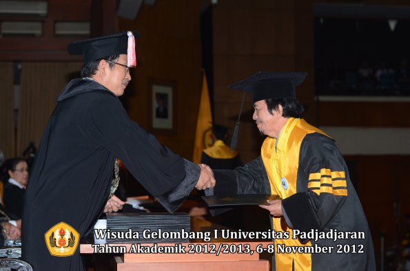 wisuda-unpad-gel-i-ta-2012_2013-program-pascasarjana-oleh-direktur-pascasarjana-041