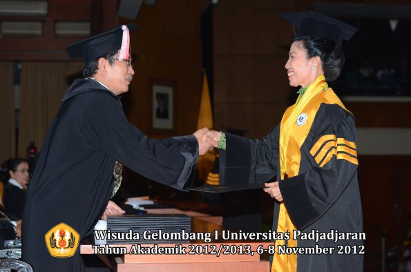 wisuda-unpad-gel-i-ta-2012_2013-program-pascasarjana-oleh-direktur-pascasarjana-042