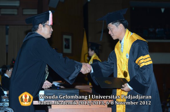 wisuda-unpad-gel-i-ta-2012_2013-program-pascasarjana-oleh-direktur-pascasarjana-043