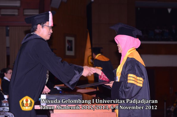 wisuda-unpad-gel-i-ta-2012_2013-program-pascasarjana-oleh-direktur-pascasarjana-046