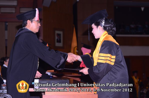 wisuda-unpad-gel-i-ta-2012_2013-program-pascasarjana-oleh-direktur-pascasarjana-047