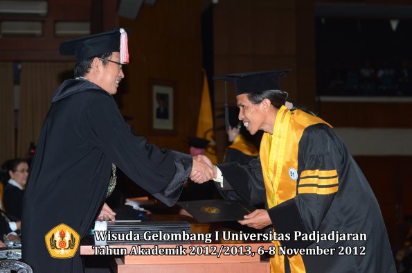 wisuda-unpad-gel-i-ta-2012_2013-program-pascasarjana-oleh-direktur-pascasarjana-048