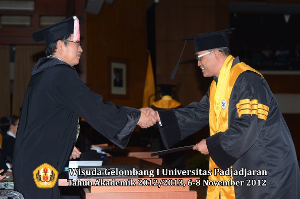 wisuda-unpad-gel-i-ta-2012_2013-program-pascasarjana-oleh-direktur-pascasarjana-053