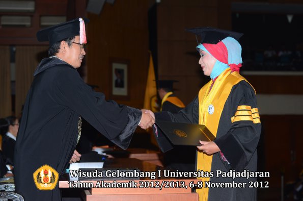 wisuda-unpad-gel-i-ta-2012_2013-program-pascasarjana-oleh-direktur-pascasarjana-054