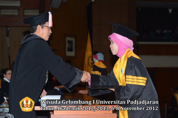 wisuda-unpad-gel-i-ta-2012_2013-program-pascasarjana-oleh-direktur-pascasarjana-055