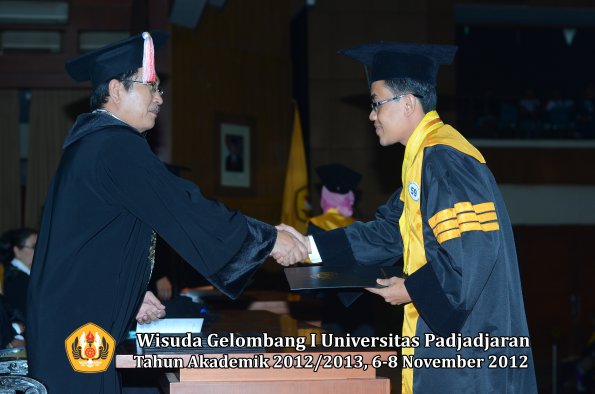 wisuda-unpad-gel-i-ta-2012_2013-program-pascasarjana-oleh-direktur-pascasarjana-056