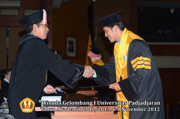 wisuda-unpad-gel-i-ta-2012_2013-program-pascasarjana-oleh-direktur-pascasarjana-058