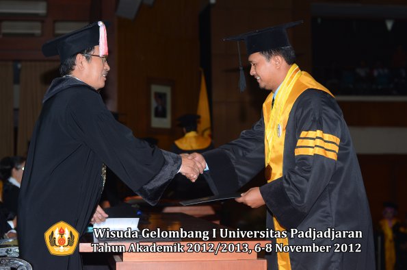 wisuda-unpad-gel-i-ta-2012_2013-program-pascasarjana-oleh-direktur-pascasarjana-059