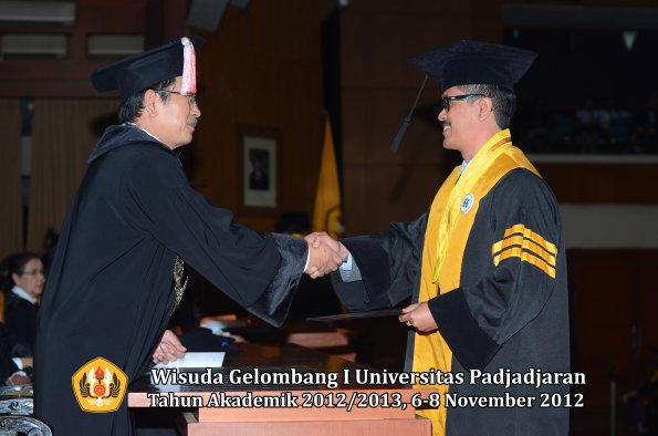 wisuda-unpad-gel-i-ta-2012_2013-program-pascasarjana-oleh-direktur-pascasarjana-063