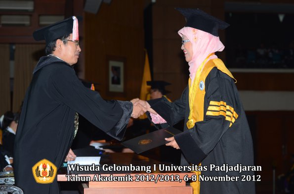 wisuda-unpad-gel-i-ta-2012_2013-program-pascasarjana-oleh-direktur-pascasarjana-065