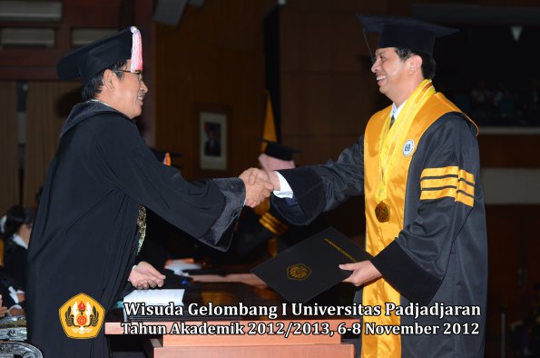 wisuda-unpad-gel-i-ta-2012_2013-program-pascasarjana-oleh-direktur-pascasarjana-066