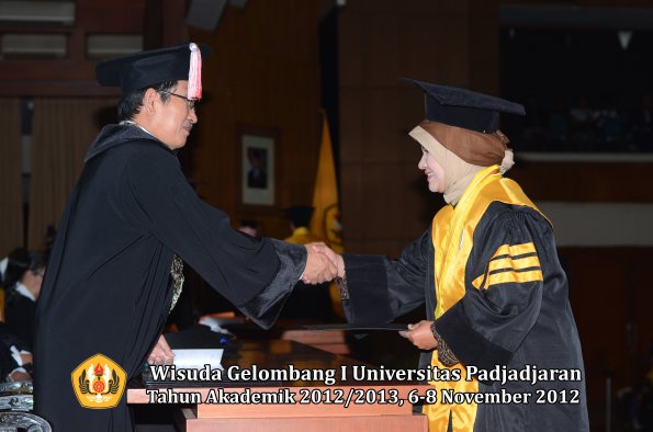 wisuda-unpad-gel-i-ta-2012_2013-program-pascasarjana-oleh-direktur-pascasarjana-067