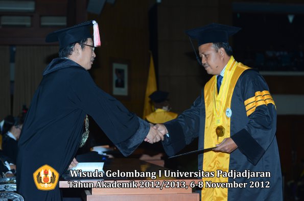 wisuda-unpad-gel-i-ta-2012_2013-program-pascasarjana-oleh-direktur-pascasarjana-068