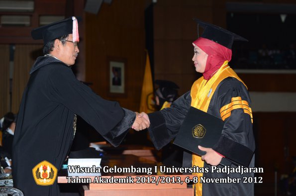 wisuda-unpad-gel-i-ta-2012_2013-program-pascasarjana-oleh-direktur-pascasarjana-070