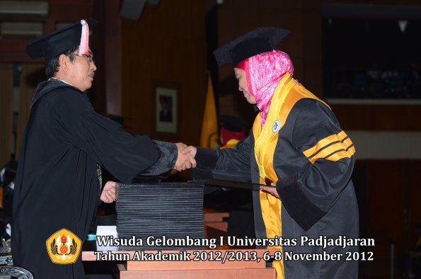 wisuda-unpad-gel-i-ta-2012_2013-program-pascasarjana-oleh-direktur-pascasarjana-071