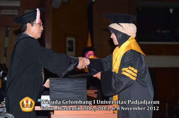 wisuda-unpad-gel-i-ta-2012_2013-program-pascasarjana-oleh-direktur-pascasarjana-072